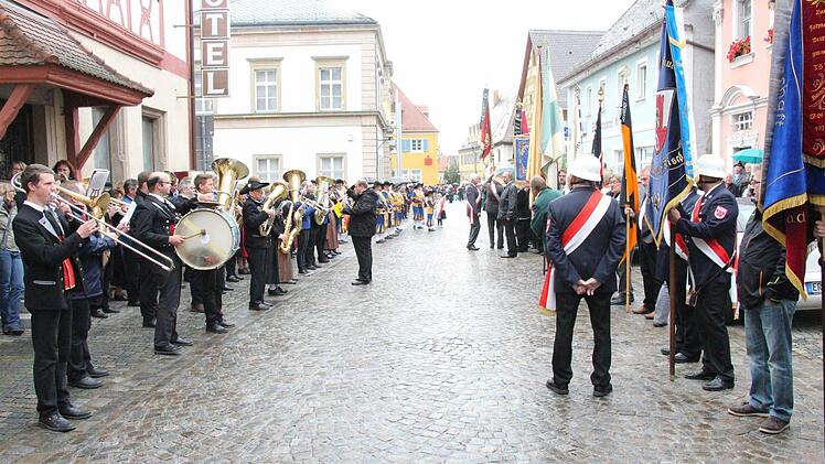 Erzbischof Georg Gänswein, Präfekt des Päpstlichen Haushaltes von papst Franziskus und Benedikt XVI., wurde bei seinem Besuch in Höchstadt herzlich empfangen. Foto: Christian Bauriedel