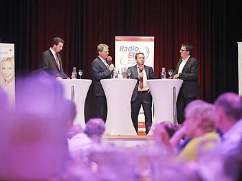 Über 200 Zuschauer folgten der Diskussion der Kandidaten im Schützenhaus.  Fotos: Barbara Herbst