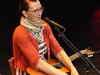 Martina Schwarzmann kam mit viel schwarzem Humor und Gitarre in den Regentenbau.  Foto: Peter Klopf