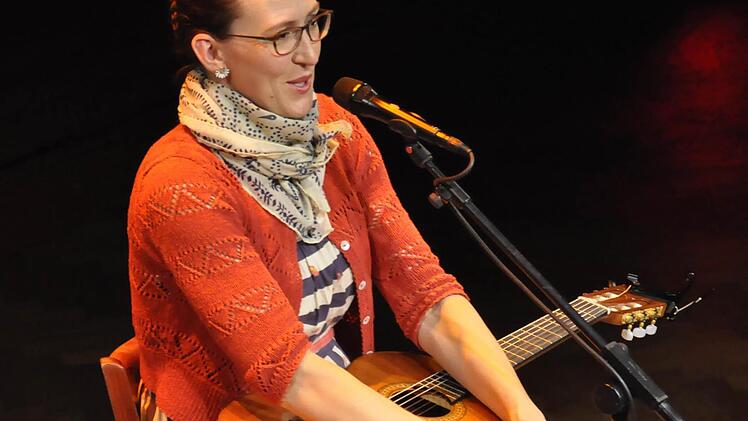 Martina Schwarzmann kam mit viel schwarzem Humor und Gitarre in den Regentenbau.  Foto: Peter Klopf