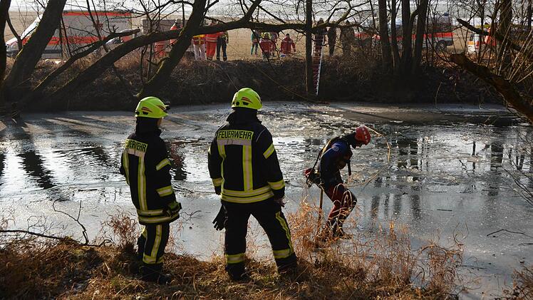 Ein Großaufgebot an Rettungskräften suchte an der Saale nach einem Mann, der ins Eis eingebrochen sein soll. Foto: Peter Rauch