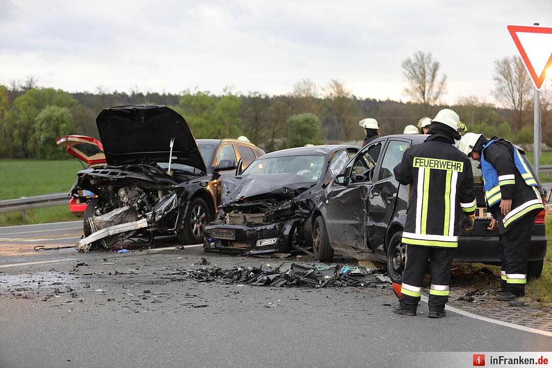 Ammerndorf: Zusammenprall zwischen drei  Autos – Frau schwer verletzt