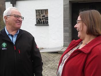 Jetzt haben Wilfried Dittmann und Pfarrerin Cornelia Mayer gut Lachen, aber vor Jahrzehnten war der Ebracher sonntags  beim Gottesdienst regelmäßig eingesperrt. Foto: Anette Schreiber