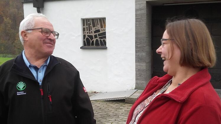 Jetzt haben Wilfried Dittmann und Pfarrerin Cornelia Mayer gut Lachen, aber vor Jahrzehnten war der Ebracher sonntags  beim Gottesdienst regelmäßig eingesperrt. Foto: Anette Schreiber