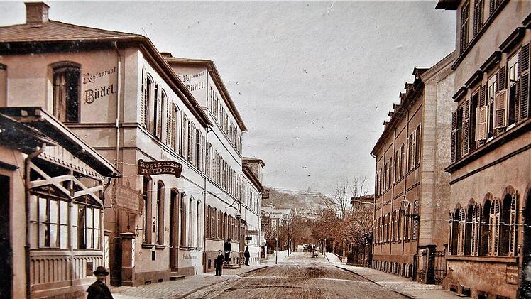 Blick aus der Stadt in Richtung Botenlaube: Um 1880 waren schon zwei Häuser zum Hotel Büdel vereinigt und im vorderen war ein damals noch kleines Restaurant. Repro: Sigismund von Dobschütz