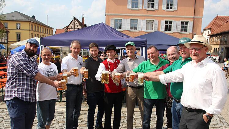 Sie gestalteten das Fest in Hofheim, von links, mit: Joachim Beetz ("Zeitlos" Oberschwappach), Gunther Hartleb (Maroldsweisach), Michael Raab (Hofheim), Max Göller (Zeil), Bierprinz Sebastian Gocker, Landrat Wilhelm Schneider, Helmut Bayer (Theinheim), Uwe Koch (Dörflis), Ewald Röthlein (Buch) und Bürgermeister Wolfgang Borst.
