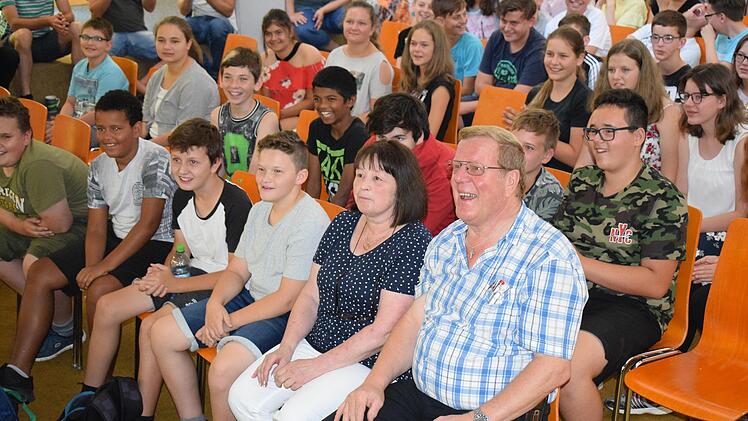 Hans Latocha mit Frau inmitten der Sch&uuml;ler. Foto: Diana Neckermann