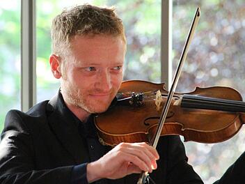 Trio der  feinen Klezmer-Art: Der Geiger Johannes Paul Gräßer , Szilvia Csaranko  und Michael Tuttle im Contakt. Carolin Herrmann