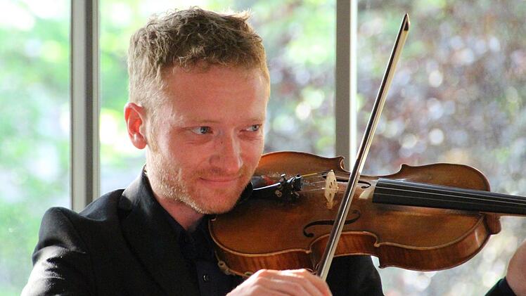 Trio der  feinen Klezmer-Art: Der Geiger Johannes Paul Gräßer , Szilvia Csaranko  und Michael Tuttle im Contakt. Carolin Herrmann