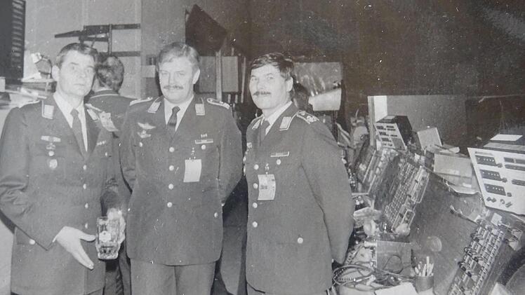 Dietrich Schulz (rechts) im Bunker der Luftraumüberwachung, seiner Dienststelle in den 80er Jahren.