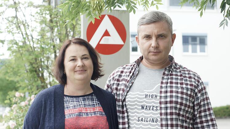 Oksana und Serhii Razkevych vor der Bad Kissinger Arbeitsagentur. Die Ukrainer haben unterschiedliche Erfahrungen mit dem deutschen Arbeitsmarkt.