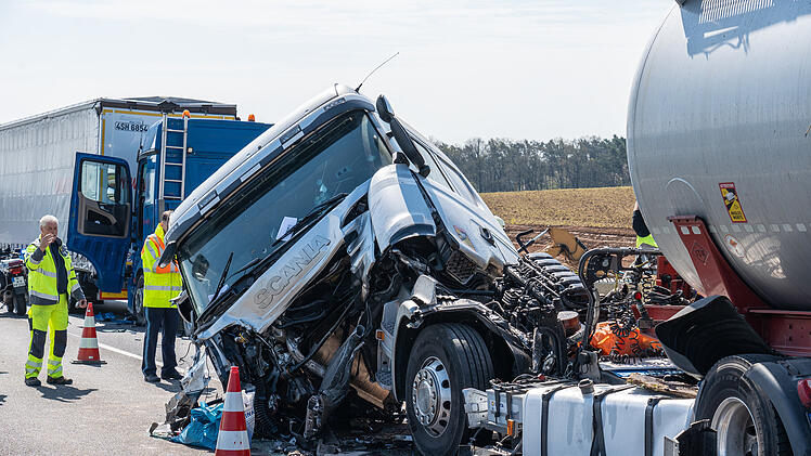 Vier Laster krachen auf A3 ineinander: Führerhaus weggerissen