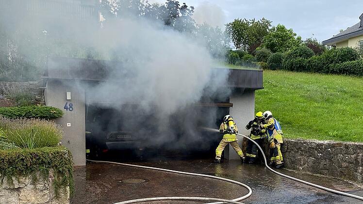 Leinach bei Würzburg: E-Auto geht in Flammen auf - 35.000 Euro Sachschaden