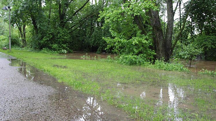 Die Aurach steigt langsam über die Ufer.