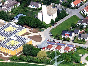 Für Parkraum wird die freie Fläche rechts neben der Kirche benötigt. Foto: Nüßlein