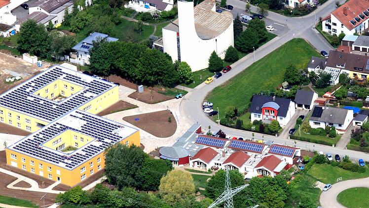 Für Parkraum wird die freie Fläche rechts neben der Kirche benötigt. Foto: Nüßlein
