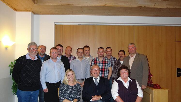 Der neue Ausschuss des Kulturrings, der Dachorganisation für 106 Vereine in und um Ebern mit (sitzend von links): Sabrina Hümmer (Geschäftsführerin), Eberhard Wohl (Vorsitzender), Heidi Hümmer (Zweite Vorsitzende); (stehend von links): Günter Hümmer, Walter Ullrich, Rainer Kaffer (Vereinsbeauftragter der Stadt Ebern), Rainer Schor (Schatzmeister), Thomas Limpert, Fabian Weber, Christian Giebfried, Daniel Baiersdorfer, Frank Glock, Andreas Schaller und Jürgen Hennemann. Foto: Johanna Eckert