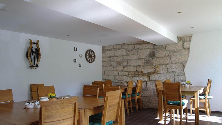 Im Frühstücksraum steht noch ein Teil der alten einen Meter dicken Mauer zum ehemaligen Kriechkeller.  Foto: Stephanie Elm