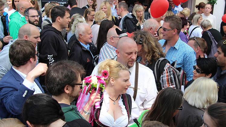 Hochzeit auf der Bergkerwa: Christian Stenz und Daniela Doppel aus Erlangen heirateten auf der Bergkirchweih 2015 Foto: Christian Bauriedel
