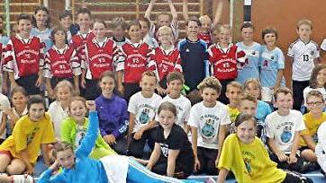 Fünf Mannschaften waren beim ersten GS-Handballturnier dabei. In Rot die siegreichen Langensendelbacher, dahinter in Hellblau die zweitplatzierten Reuther.  Foto: pr