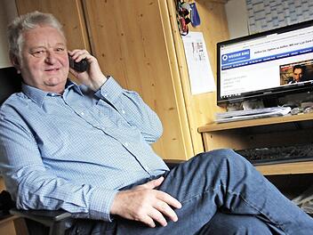 Helmut Will ist ehrenamtlich für den Weißen Ring im Kreis Haßberge verantwortlich. Seine Arbeit im Opferschutz beginnt oft am Telefon.  Foto: Dann