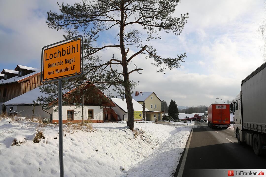 Lkw rutscht in Böschung