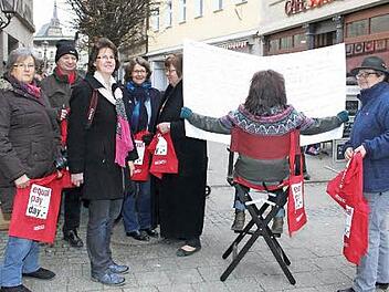 Mit einer Aktion in der Fußgängerzone machte das Kulmbacher Bündnis zum Equal Pay Day auf die ungleiche Bezahlung von Männern und Frauen aufmerksam. Weil Frauen 21 Prozent weniger verdienen, müssten sie bis zum 19. März arbeiten, um auf das gleiche Gehalt wie Männer zu kommen. Foto: Sonja Adam