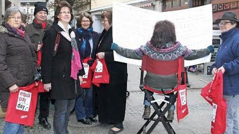 Mit einer Aktion in der Fußgängerzone machte das Kulmbacher Bündnis zum Equal Pay Day auf die ungleiche Bezahlung von Männern und Frauen aufmerksam. Weil Frauen 21 Prozent weniger verdienen, müssten sie bis zum 19. März arbeiten, um auf das gleiche Gehalt wie Männer zu kommen. Foto: Sonja Adam