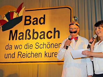 Durch "Bad Massbach - da wo die Schönen und Reichen kuren" führten "Badearzt" Dr. Diethard Dittmar und Linda Halbig. Foto: Dieter Britz
