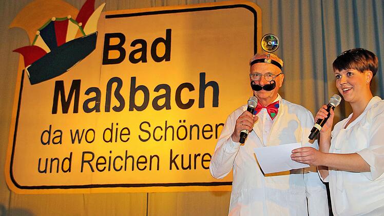 Durch "Bad Massbach - da wo die Schönen und Reichen kuren" führten "Badearzt" Dr. Diethard Dittmar und Linda Halbig. Foto: Dieter Britz