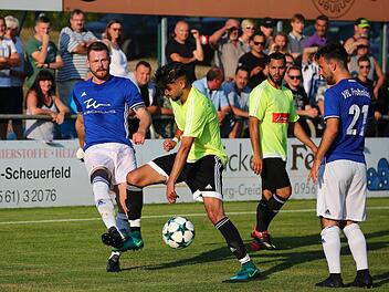 Manuel Friedlein (links) spielt den Ball bevor er von Cankut Civelek getroffen wird; rechts im Hintergrund Tayfun Peker und daneben Max Weinreich. Civelek erzielte die schnelle Führung für den Neuling und vergab in der Nachspielzeit sogar die Großchance zum Ebersdorfer Überraschungssieg. Fotos: Heinrich Weiß