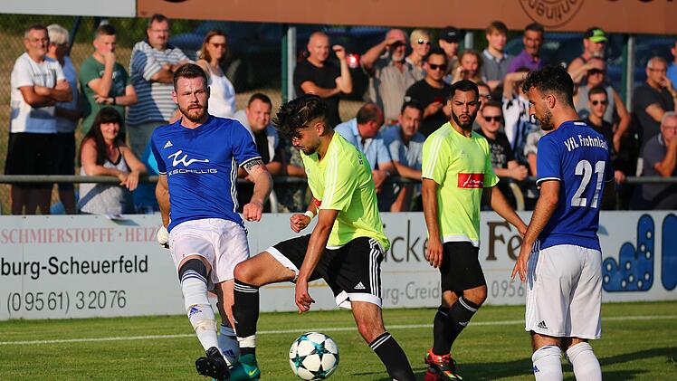 Manuel Friedlein (links) spielt den Ball bevor er von Cankut Civelek getroffen wird; rechts im Hintergrund Tayfun Peker und daneben Max Weinreich. Civelek erzielte die schnelle Führung für den Neuling und vergab in der Nachspielzeit sogar die Großchance zum Ebersdorfer Überraschungssieg. Fotos: Heinrich Weiß