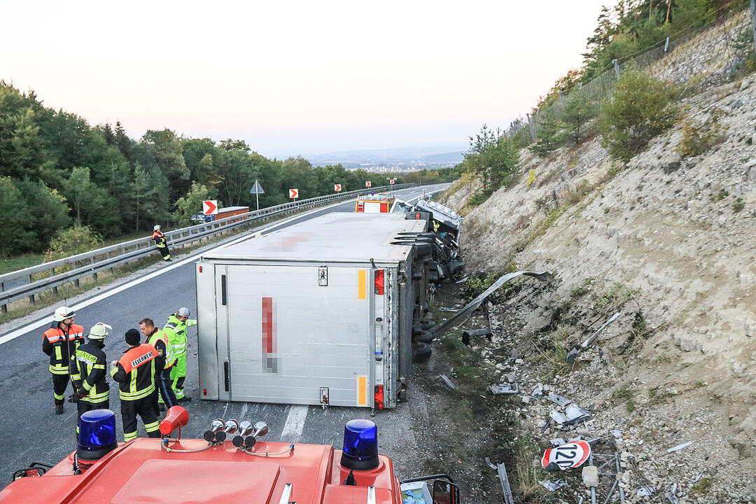 Gegen Felswand gekracht und aus Fahrzeug geschleudert