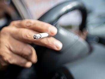 Um Kinder und Schwangere vor den Gefahren des Passivrauchens zu sch&uuml;tzen, fordern mehrere Bundesl&auml;nder nun ein Rauchverbot im Auto, Symbolfoto: Peter Steffen/dpa