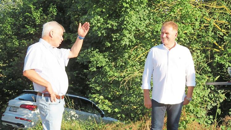 Imker Stefan Ruppenstein deutet auf die Wiese: "Da geht mir das Herz auf." Rotary Club Präsident Ludwig Weiß (r.) Fotos: Monika Schütz
