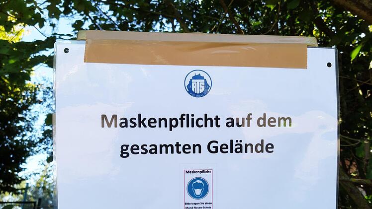 Für die gesamte Spielzeit galt für die Zuschauer Maskenpflicht. Foto: Christian Schuberth