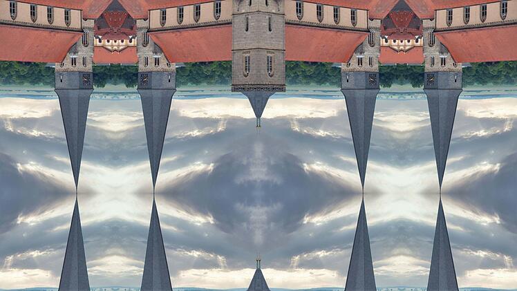 Die Türme der Pfarrkirche eignen sich zum Experimentieren mit einem  digitalen Kaleidoskop besonders gut. Foto: Dieter Britz