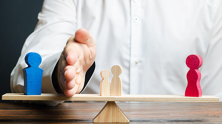 Nach einer Trennung ist ein Elternteil zum Unterhalt verpflichtet. Der Staat kann einspringen.