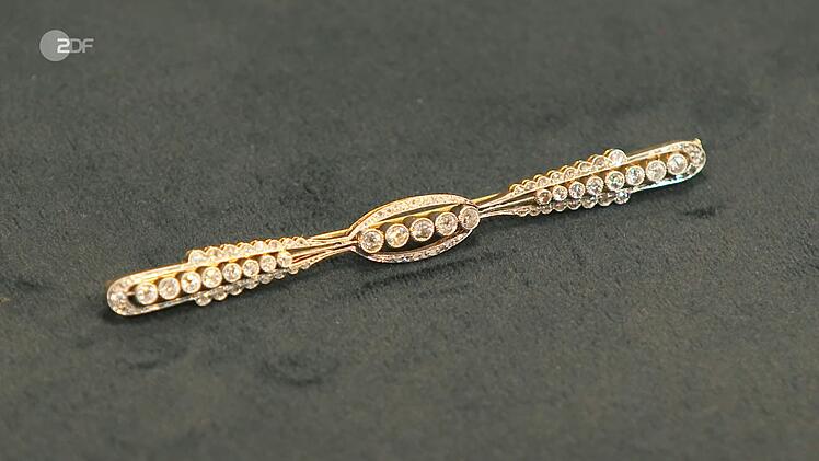 Die Stabbrosche mit Diamanten aus der Zeit um 1931 war 1.300 Euro wert. Das Wettbieten ging bis auf 2.100 Euro nach oben. Am Ende freute sich David Suppes über den Zuschlag.