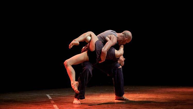 Stefan Sing & Cristiana Casadio: Das Duo aus Berlin vereinigt im Stück "Tangram" kongenial Jonglage und Tanz. Die beiden - sie Tänzerin, er Jongleur - lassen die Grenze zwischen ihren jeweiligen Professionen verschwimmen, erzählen von Leidenschaft und Zurückweisung.