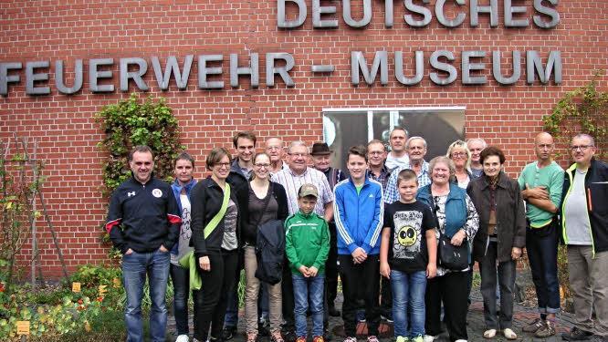Vor dem Deutschen Feuerwehrmuseum ein Erinnerungsfoto der zwanzigköpfigen Reisegruppe der Feuerwehr Dippach. Fotos: Kerstin Käferlein