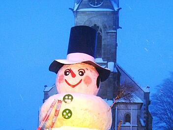 Tag und Nacht und auch in der Dämmerung ein Prachtkerl: der Riesenschneemann namens Jakob.  Fotos: Ekkehard Röder