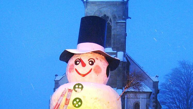 Tag und Nacht und auch in der Dämmerung ein Prachtkerl: der Riesenschneemann namens Jakob.  Fotos: Ekkehard Röder