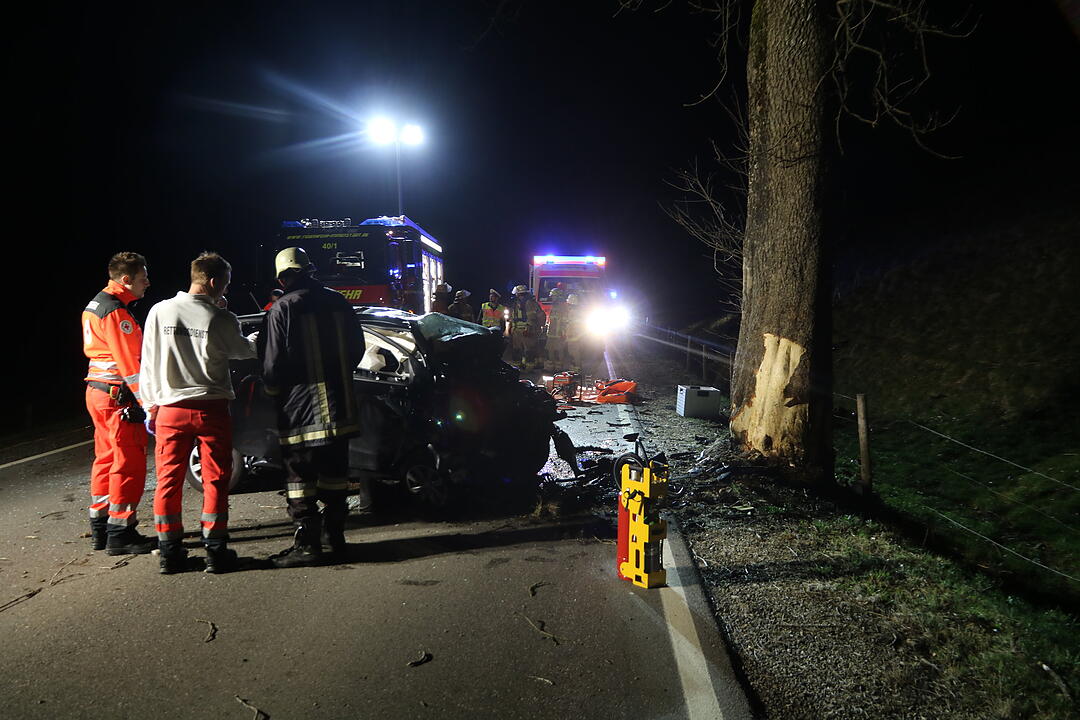 19-Jähriger aus dem Landkreis Fürth prallt mit Auto gegen Baum und stirbt