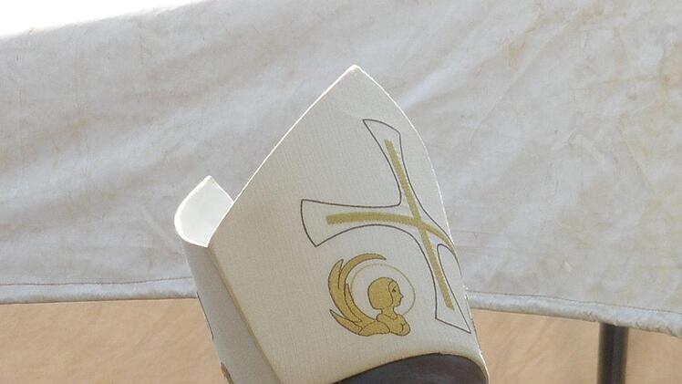 Bischof Kaggwa zelebriert am  6. Mai in Adelsdorf einen  Gottesdienst. Foto: Johanna Blum