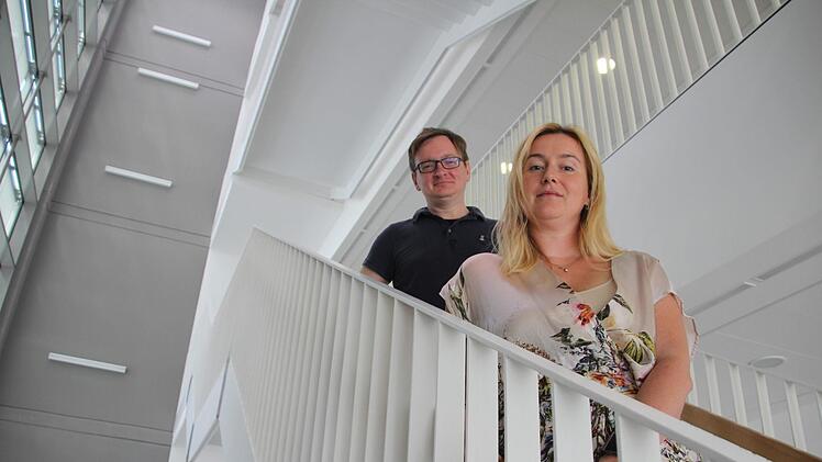 Sona Sokolova und Tomas Kovarik von Mindpax wollen psychisch kranken Menschen zu helfen: Damit ihr Gerät noch besser wird, sind sie ins Medical Valley Center in Forchheim gezogen.Ronald Heck