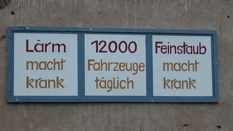 Mit einer Plakataktion an den Durchgangsstraßen im Jahr 2015 machte die Bürgerinitative auf die Verkehrsbelastung in Nüdlingen aufmerksam. Ewald Kiesel