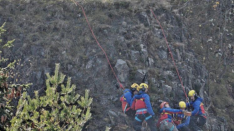 Bergwacht-Übung mit Hubschrauber bei Bischofsheim.Hanns Friedrich