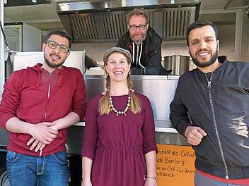 Die Projektleiter Stephanie Neumann und Michael Pelikan am Food Truck, zusammen mit Shaalan und Abdulrahman   Fotos: Marion Krüger-Hundrup