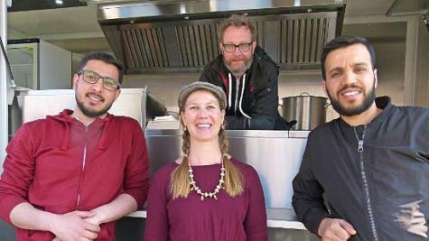 Die Projektleiter Stephanie Neumann und Michael Pelikan am Food Truck, zusammen mit Shaalan und Abdulrahman   Fotos: Marion Krüger-Hundrup